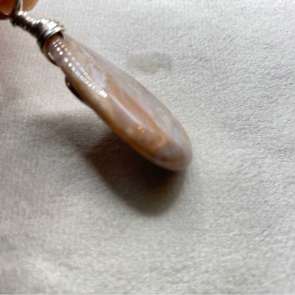 Cream Polished Agate w/ Silver Swirl Bail Necklace Pendant - Picture 3 of 3